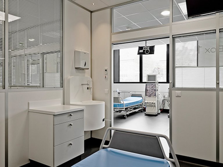 csm_NephroCare_center-separate_treatment_room_8f3de9d3f1.jpg